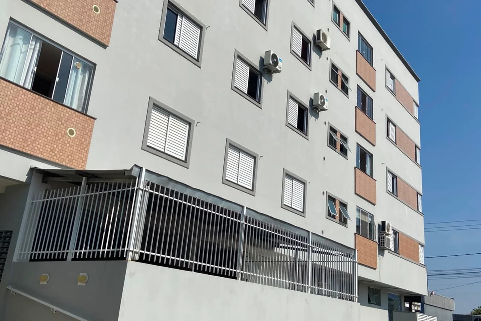 APARTAMENTO SEMI-MOBILIADO EM ARARANGUA — foto 1